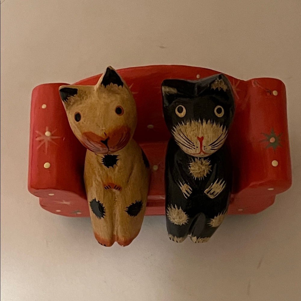 Handcrafted Cat Figurines on Red Sofa. Albesia Wood, crafted in Bali - Picture 6 of 8